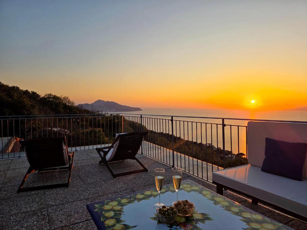 patio ze stołem i 2 kieliszkami wina w obiekcie SUN & RELAX, relaxing location with seaview w mieście Massa Lubrense