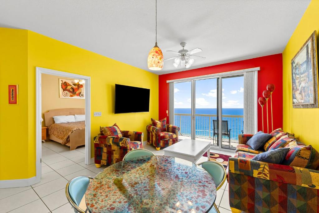 un soggiorno con un tavolo e una camera da letto di Celadon #2205 a Panama City Beach