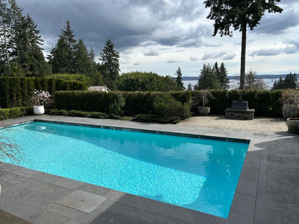 Bazén v ubytování Luxury accomodation in West Vancouver nebo v jeho okolí