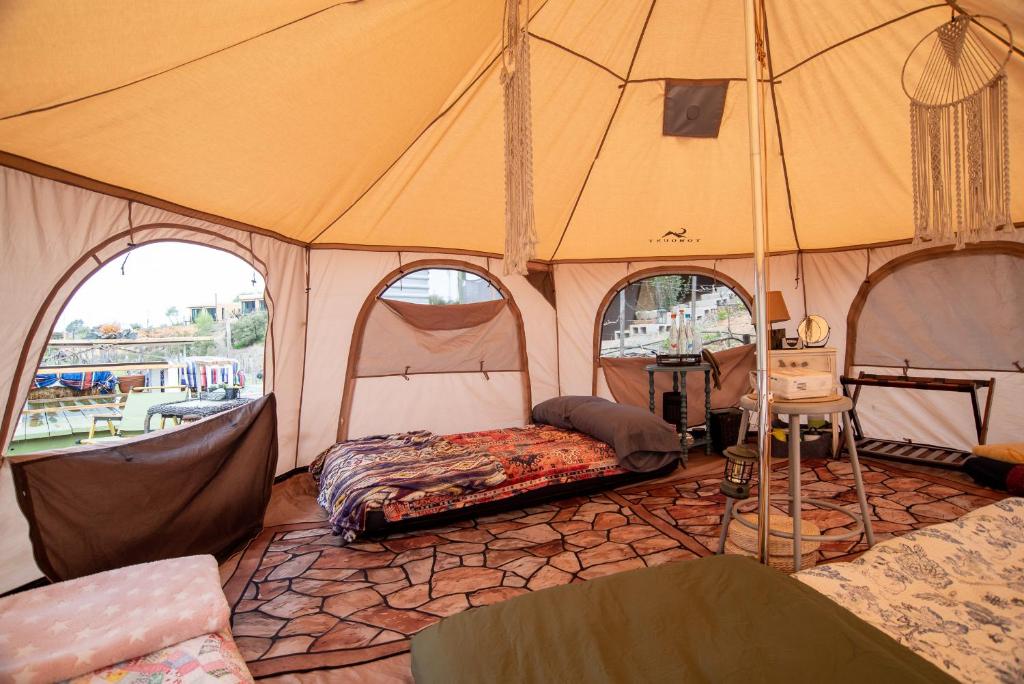 Zimmer mit einem Zelt mit einem Bett in der Unterkunft Lago Amor del Valle Glamping Grande in San Antonio de las Minas