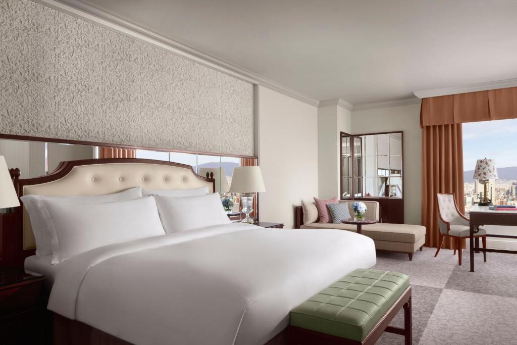 Postel nebo postele na pokoji v ubytování The Ritz-Carlton Osaka