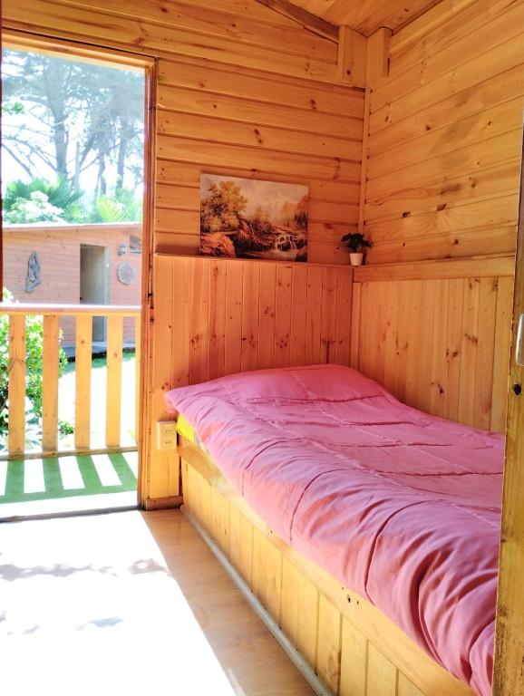 Postel nebo postele na pokoji v ubytování Suite con DESAYUNO SOLO PARA DOS Ó Cabañas familiares Los PINARES DEL MAR -Pet friendly