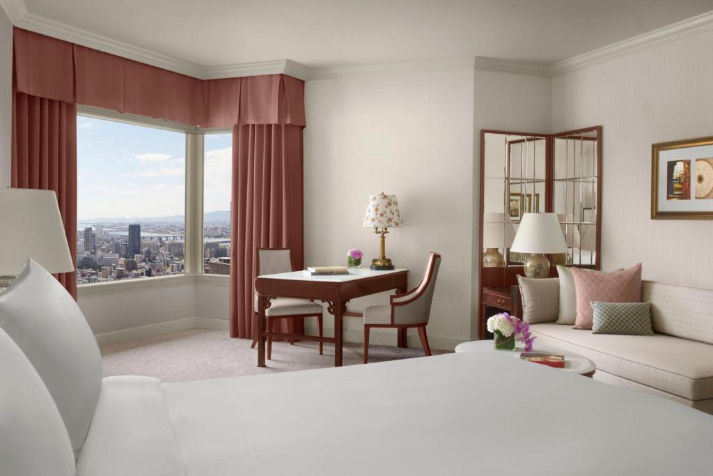 Postel nebo postele na pokoji v ubytování The Ritz-Carlton Osaka
