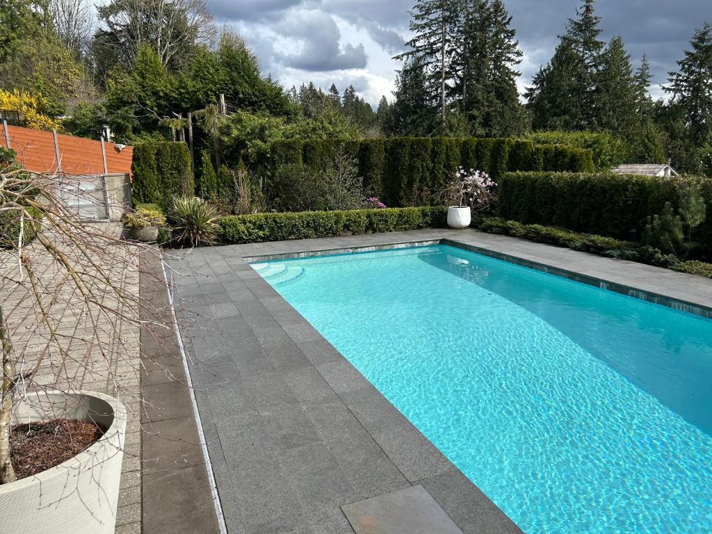 Bazén v ubytování Luxury accomodation in West Vancouver nebo v jeho okolí