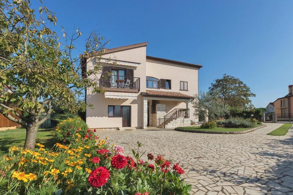 Apartments with parking space Valbandon, Fazana - 23745