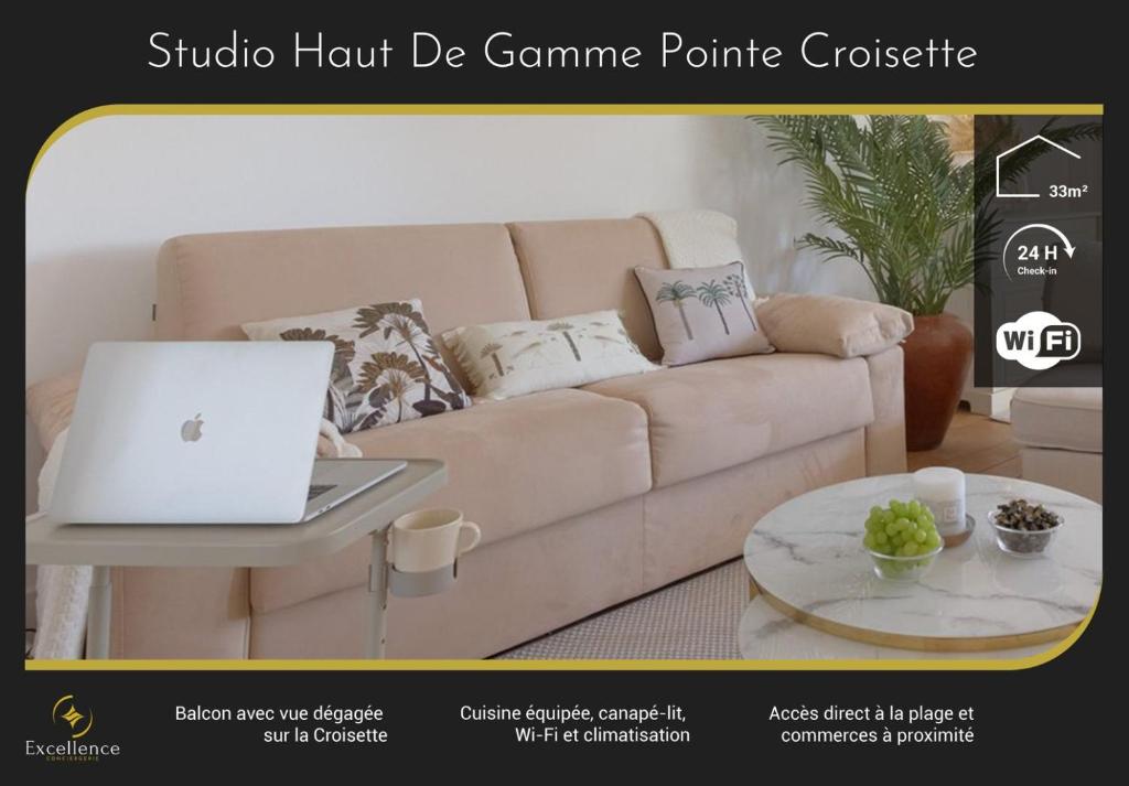 un salon avec un canapé et un ordinateur portable sur une table dans l'établissement Hight Standing Studio Point Croisette, à Cannes