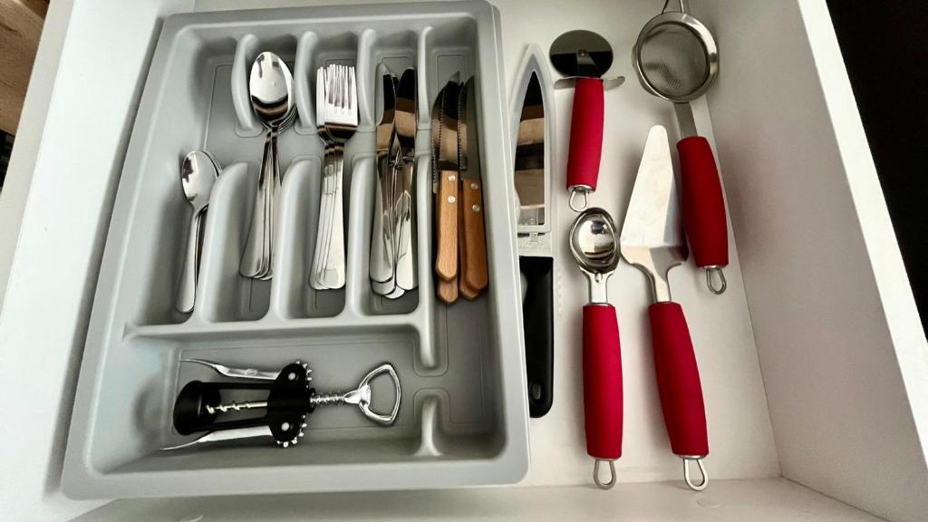 利马MONTERRICO POLO APARTS #21 - Dpto 2 Dorm Frente Embajada de USA的白色容器内带餐具的抽屉