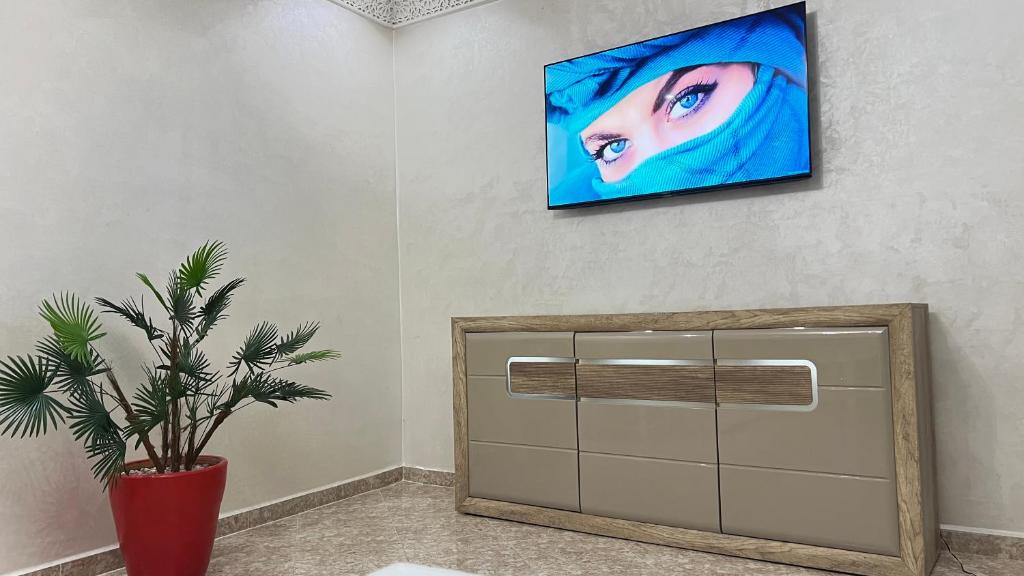 TV a/nebo společenská místnost v ubytování Magnifique maison famiiale moderne spacieuse de 150 m Avec de 3 chambres ,confortables et d un grand salon et terrasse, Idealement situee a 9 min du centre-ville elle se trouve à proximite de la route principale menant a l aeroport Berkane et Saidia