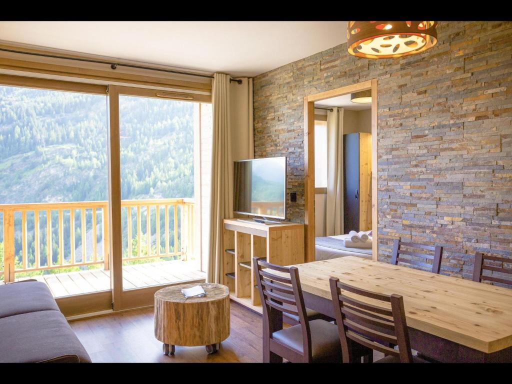 Photo de la galerie de l'établissement Apartment in Tignes with Ski-In Ski-Out Access, à Tignes
