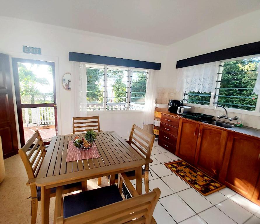 Kuchyň nebo kuchyňský kout v ubytování Ocean Breeze Guest House