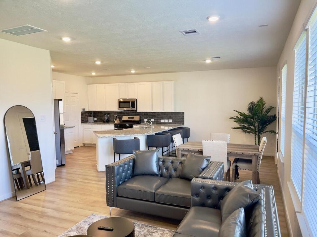 A kitchen or kitchenette at Spacious 3BR with Loft and Patio
