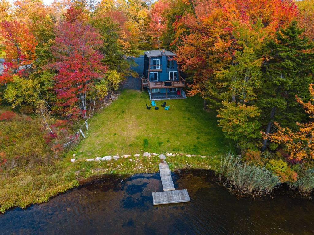 an aerial view of a house in the woods at Lakeside Chalet 3BR Fire Pit Pet Friendly in Tobyhanna