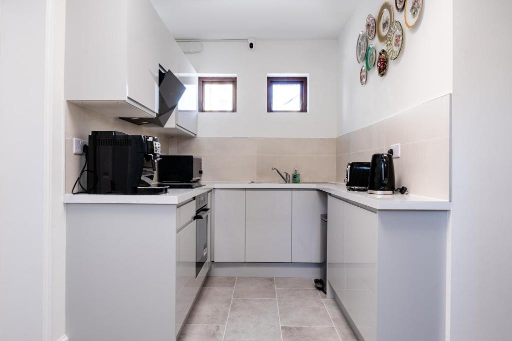 Kuchyň nebo kuchyňský kout v ubytování Eblana House