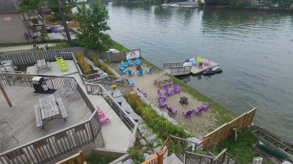 une vue aérienne sur une aire de pique-nique sur l'eau dans l'établissement Riverfront Cottages, à Wasaga Beach