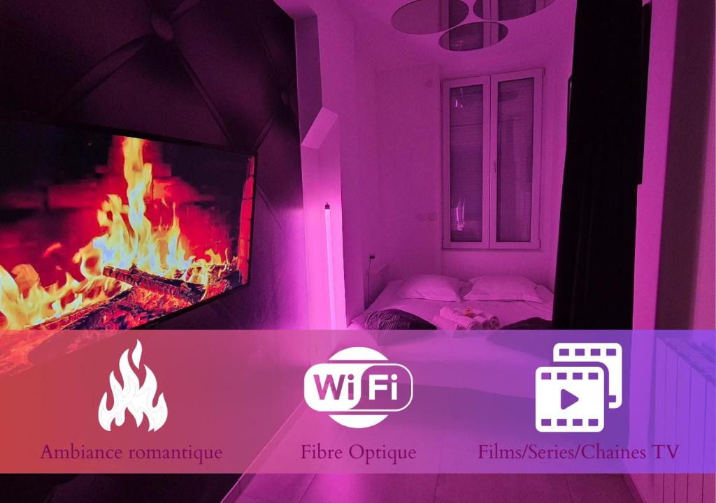 Cette chambre violette dispose d'une cheminée et d'une télévision. dans l'établissement Le Cocon des Amoureux, à Villeurbanne