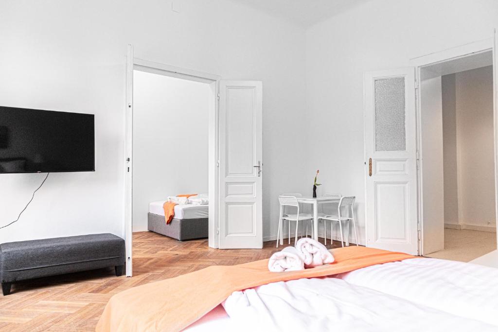 TV a/nebo společenská místnost v ubytování Cozy 2BR Apt with TV & Netflix, Steps from AKH