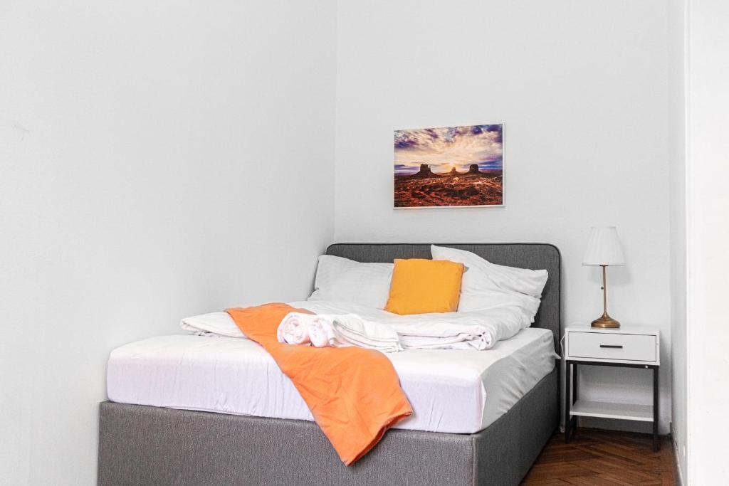 Postel nebo postele na pokoji v ubytování Cozy 2BR Apt with TV & Netflix, Steps from AKH