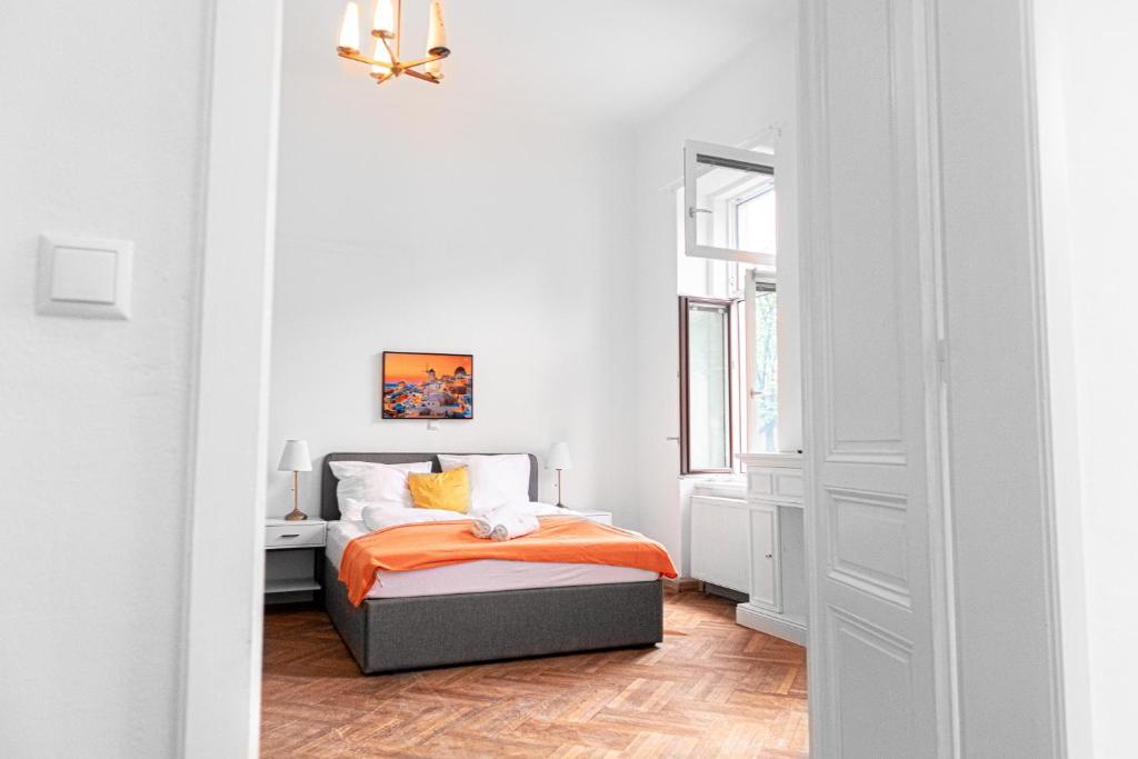 Postel nebo postele na pokoji v ubytování Cozy 2BR Apt with TV & Netflix, Steps from AKH