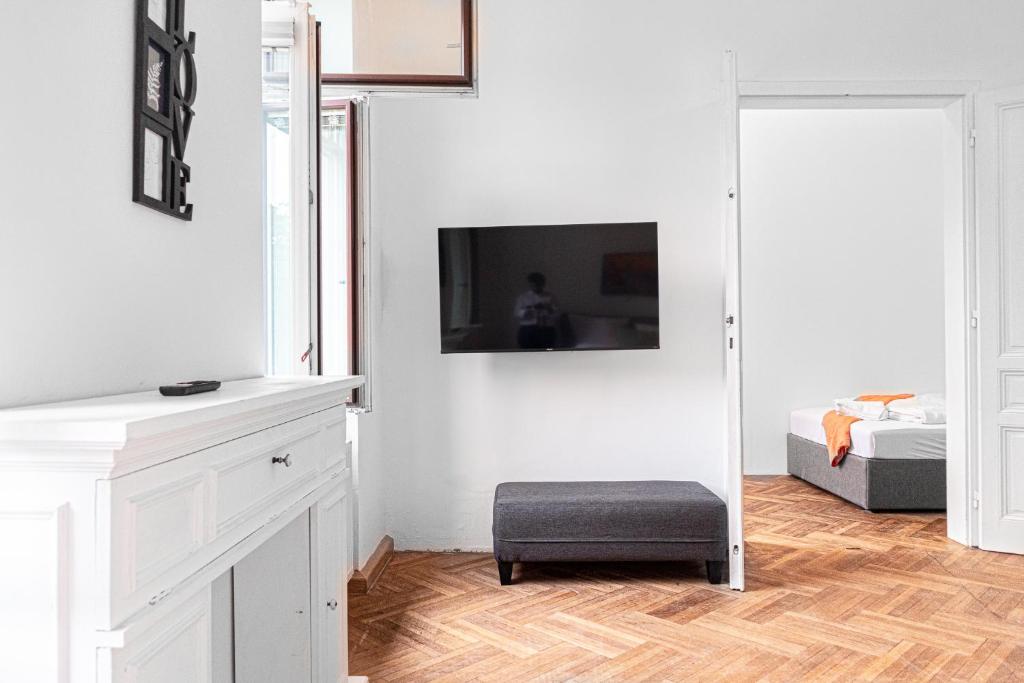 TV a/nebo společenská místnost v ubytování Cozy 2BR Apt with TV & Netflix, Steps from AKH