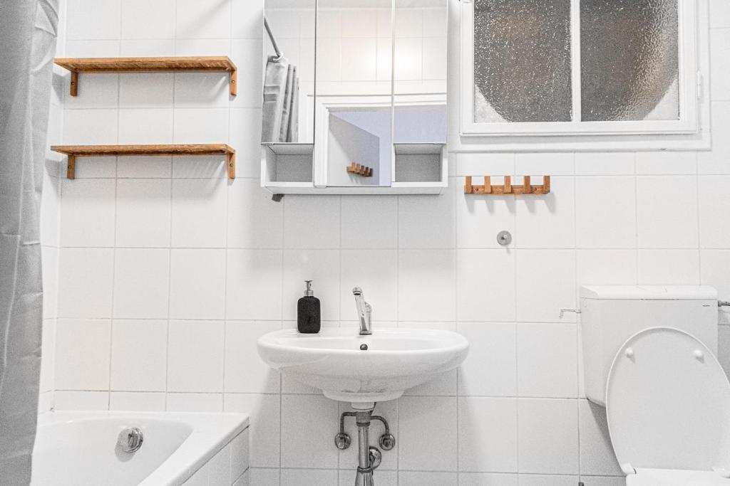Koupelna v ubytování Cozy 2BR Apt with TV & Netflix, Steps from AKH