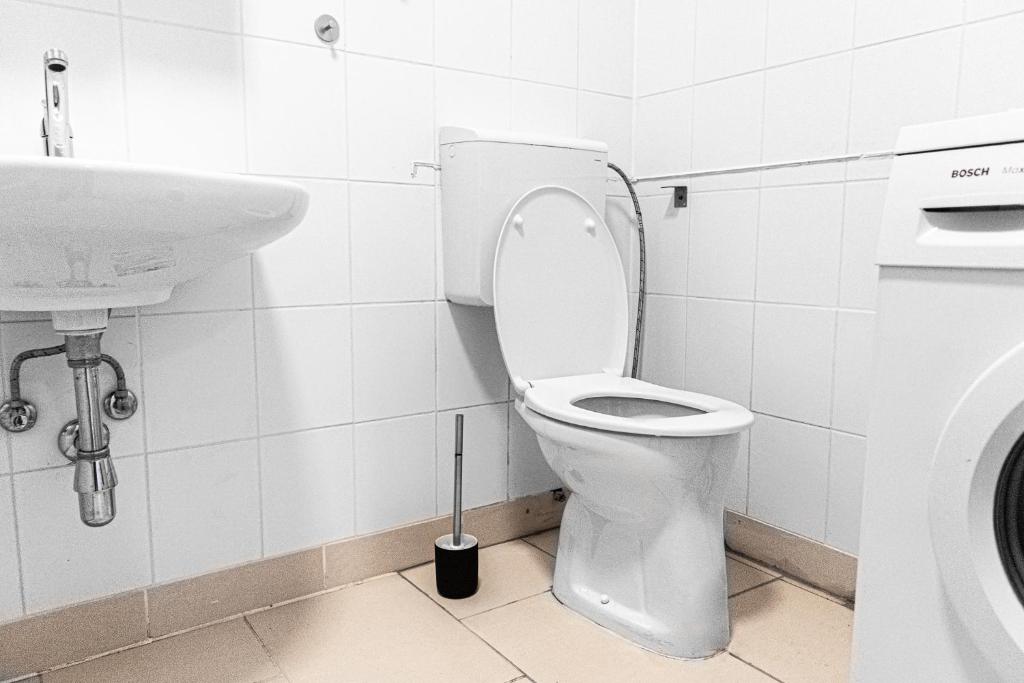 Koupelna v ubytování Cozy 2BR Apt with TV & Netflix, Steps from AKH