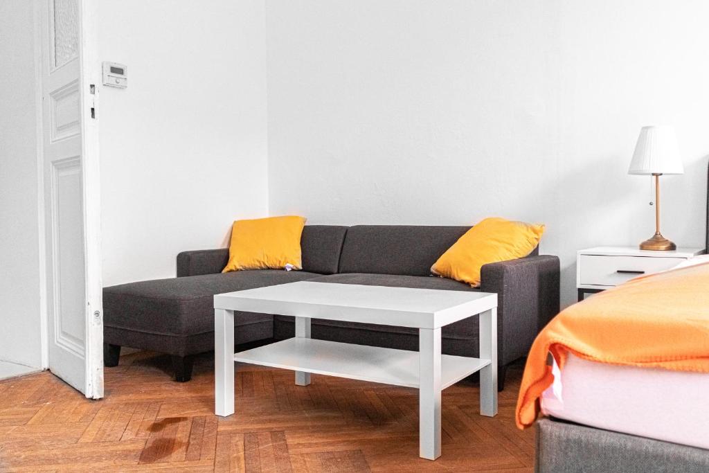 Posezení v ubytování Cozy 2BR Apt with TV & Netflix, Steps from AKH
