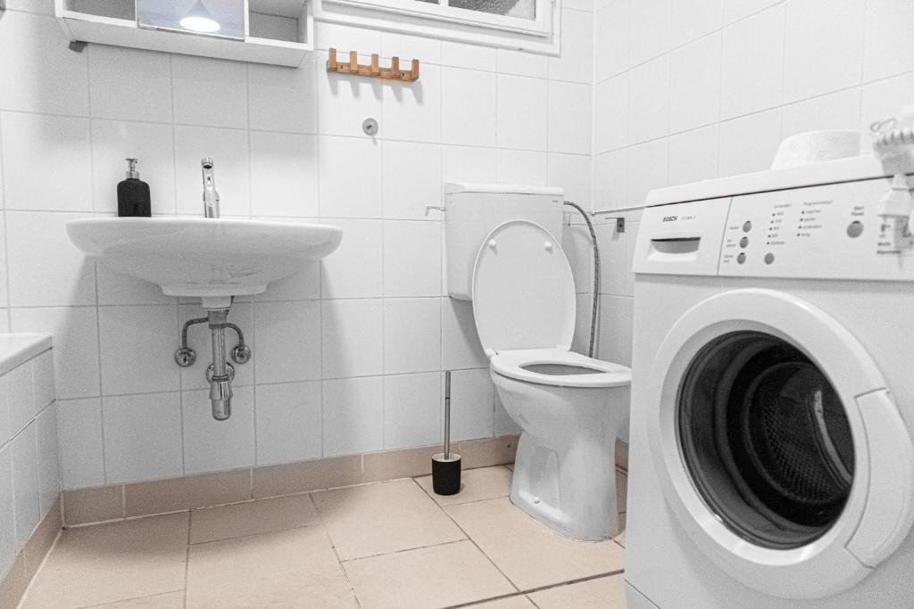 Fotografie z fotogalerie ubytování Cozy 2BR Apt with TV & Netflix, Steps from AKH ve Vídni