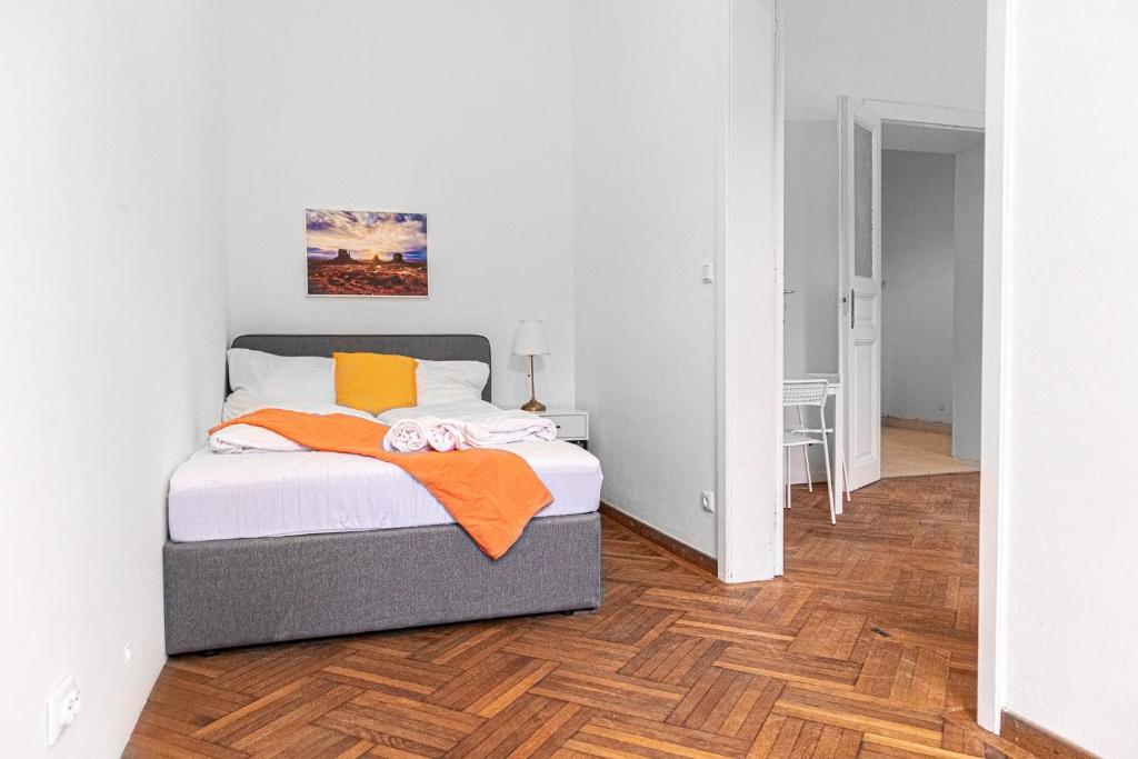 Postel nebo postele na pokoji v ubytování Cozy 2BR Apt with TV & Netflix, Steps from AKH