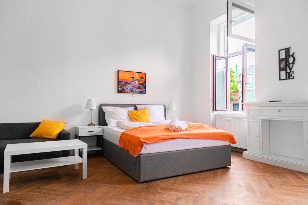 Postel nebo postele na pokoji v ubytování Cozy 2BR Apt with TV & Netflix, Steps from AKH