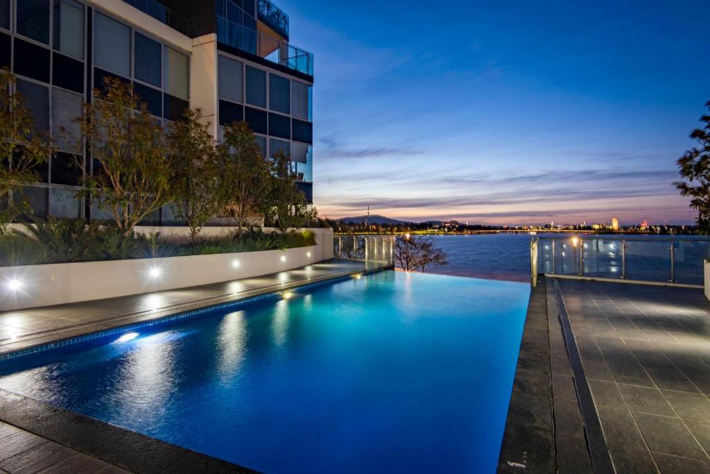une piscine devant un immeuble la nuit dans l'établissement Lakefront Retreat with Stunning Views, à Kingston 