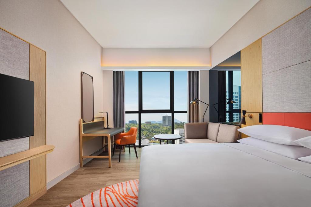 Postel nebo postele na pokoji v ubytování Sheraton Kuching Hotel