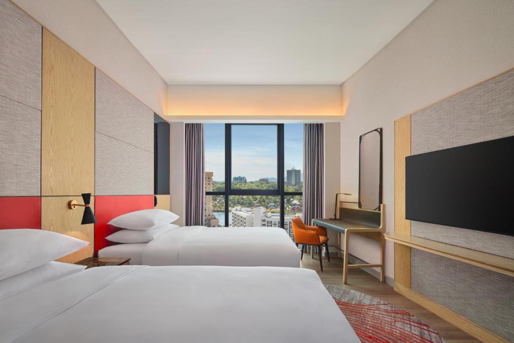 Postel nebo postele na pokoji v ubytování Sheraton Kuching Hotel