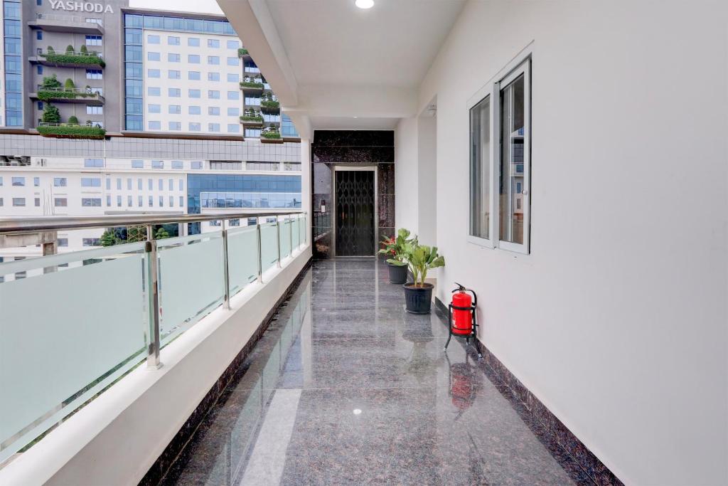 En balkon eller terrasse på FabHotel Sri Jahnavi