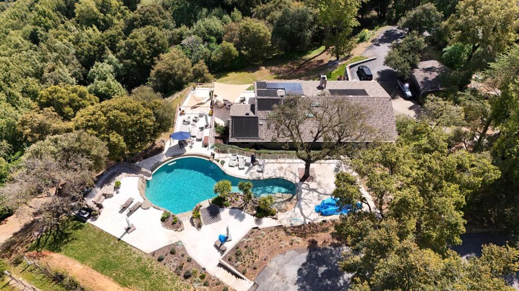 eine Luftaufnahme eines Hauses mit Swimmingpool in der Unterkunft Montebello Views in Cupertino
