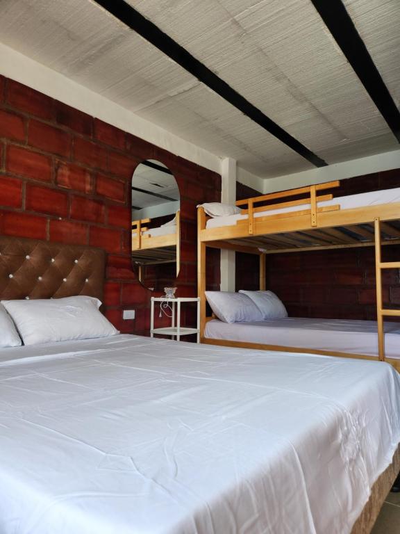 hotel y restaurante el descanso del rey في Restrepo: سريرين في غرفة بسريرين بطابقين