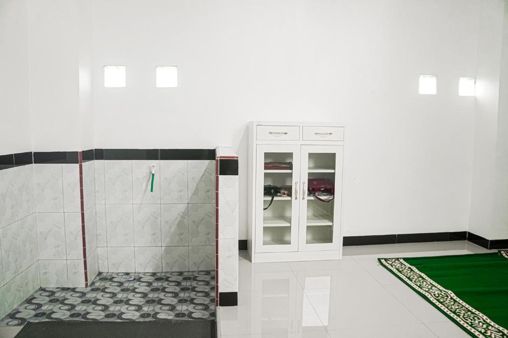 Koupelna v ubytování RR -2 Syariah Hotel SLG