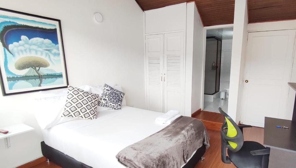 Postel nebo postele na pokoji v ubytování HABITACION 8 AMPLIA baño y balcón privado UNICENTRO