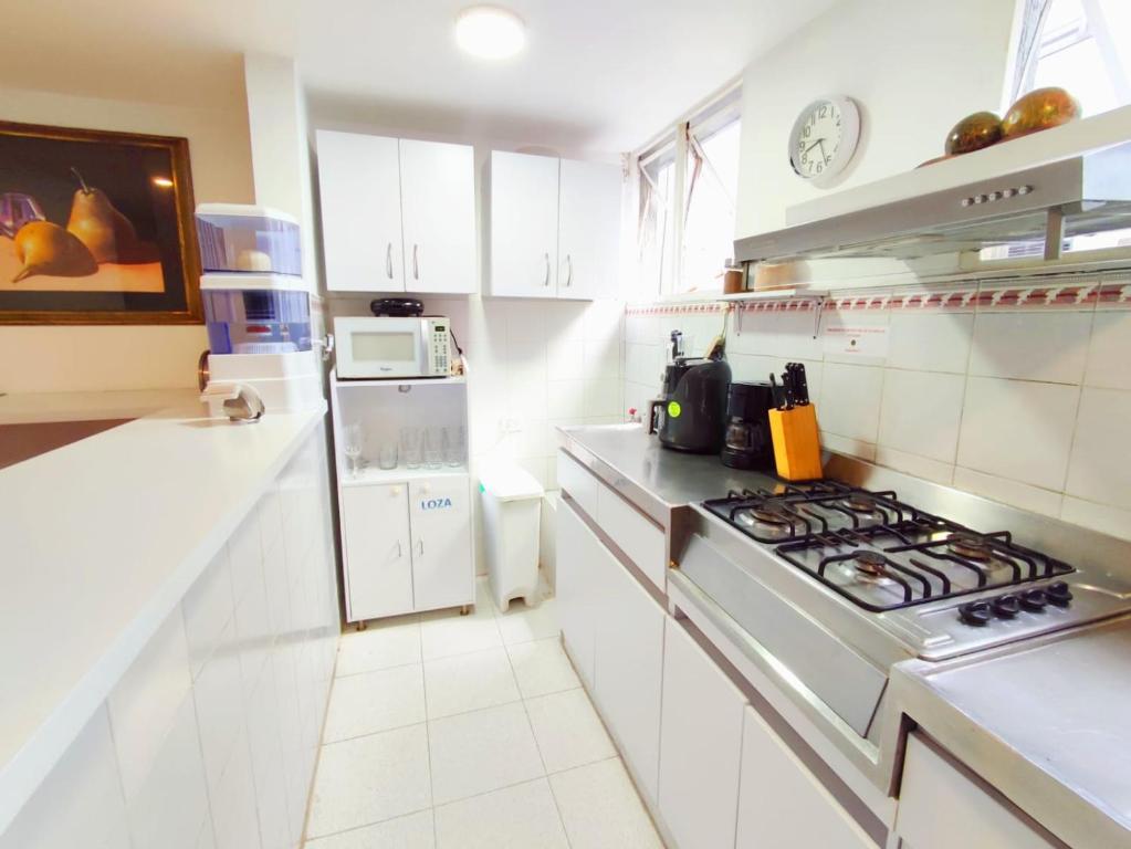 Kuchyň nebo kuchyňský kout v ubytování HABITACION 8 AMPLIA baño y balcón privado UNICENTRO
