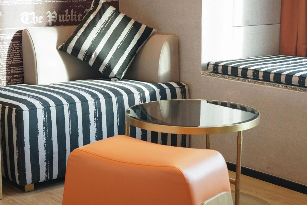 Postel nebo postele na pokoji v ubytování Arthur Hotel Liwan COCO Park Guangzhou-24H Coffee&Low Tea & Free Shuttle Bus For Canton Fair By Paco Group