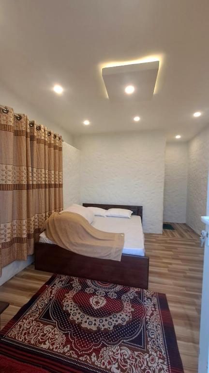Postel nebo postele na pokoji v ubytování Kailash villa and restro