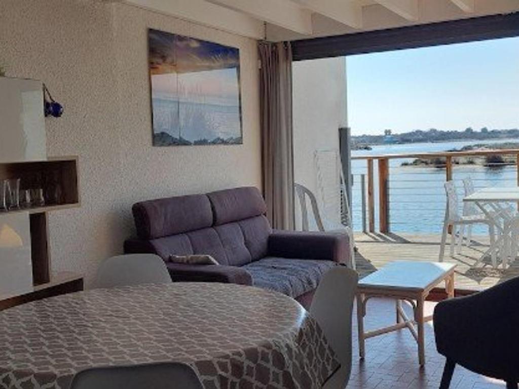 un salon avec un canapé et une table dans l'établissement Villa T3 avec climatisation près du lac à Le Barcarès - FR-1-782-75, au Barcarès