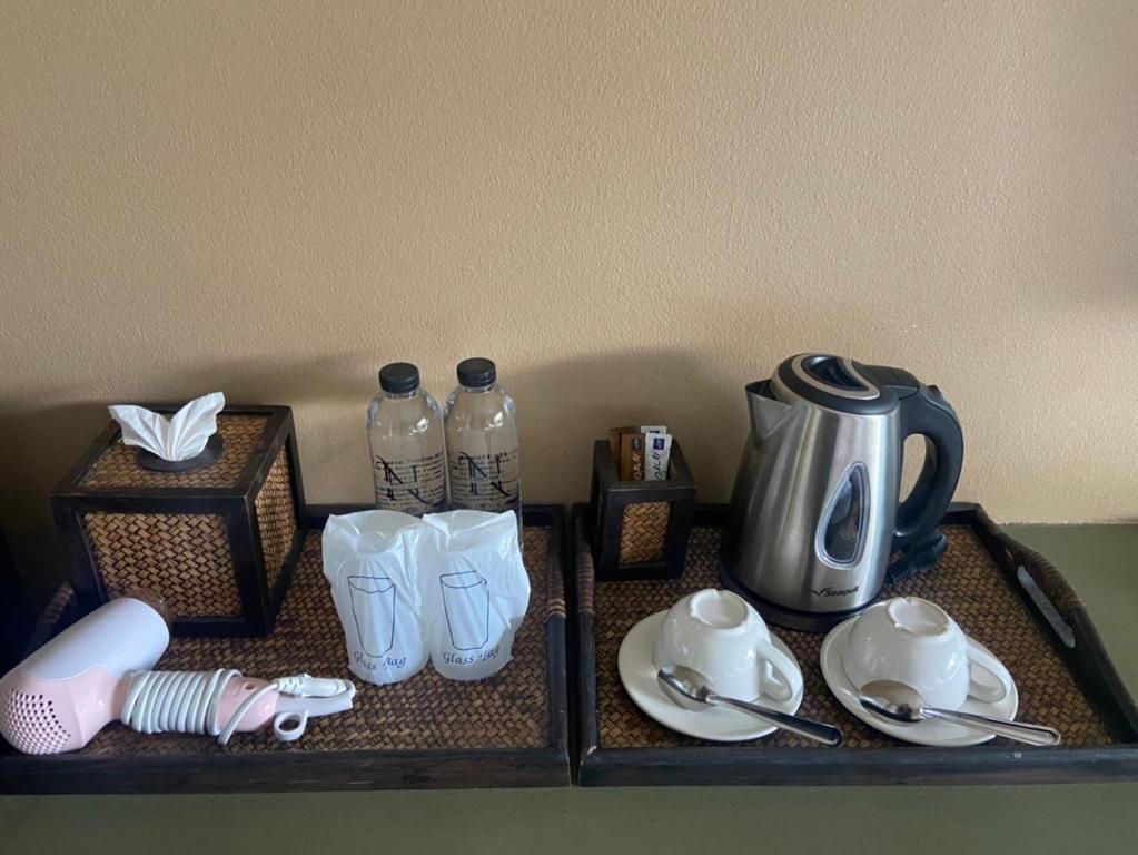 Příslušenství pro přípravu čaje a kávy v ubytování Infinite Resort and Cafe
