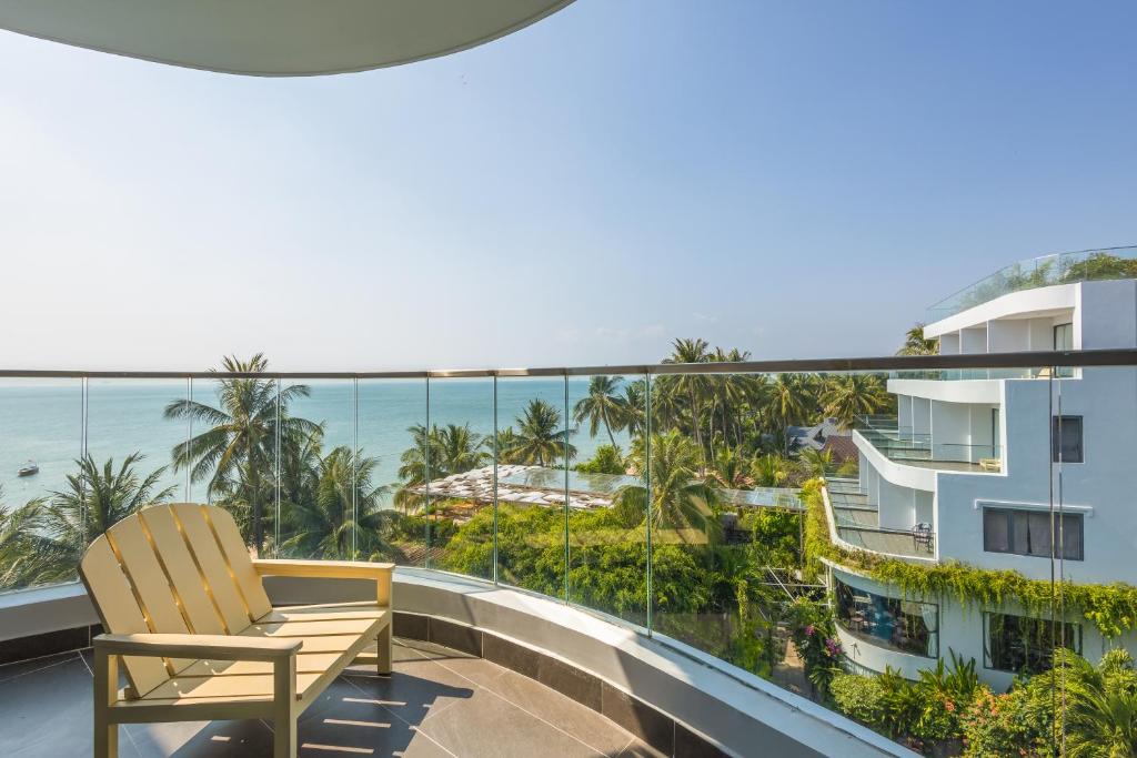 Deluxe King Ocean Partial View