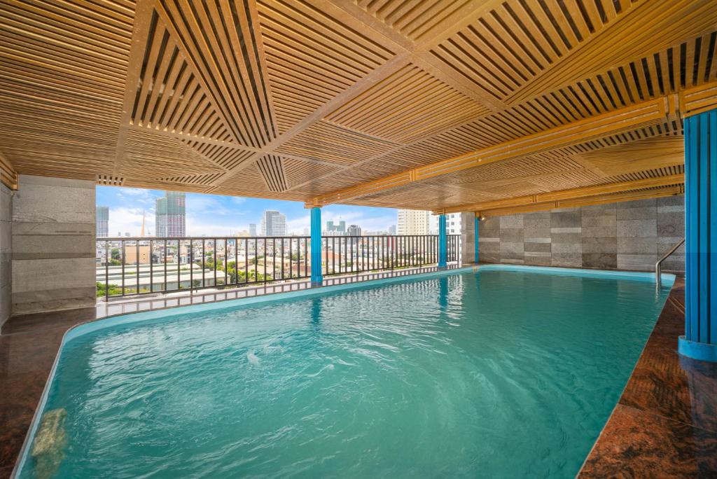 Bazén v ubytování Platinum Danang Hotel nebo v jeho okolí