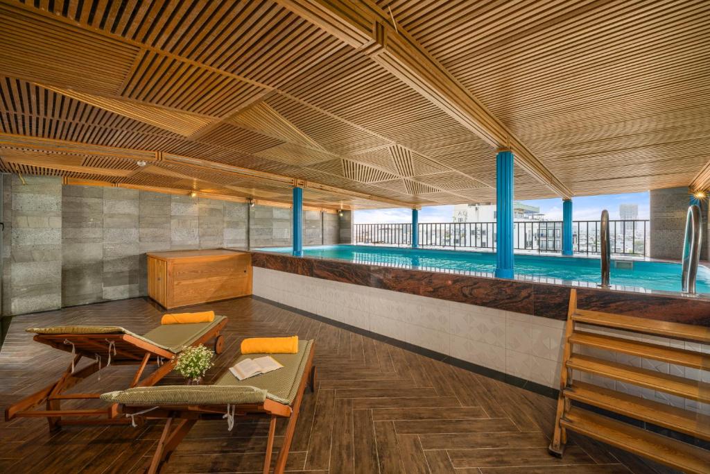 Bazén v ubytování Platinum Danang Hotel nebo v jeho okolí