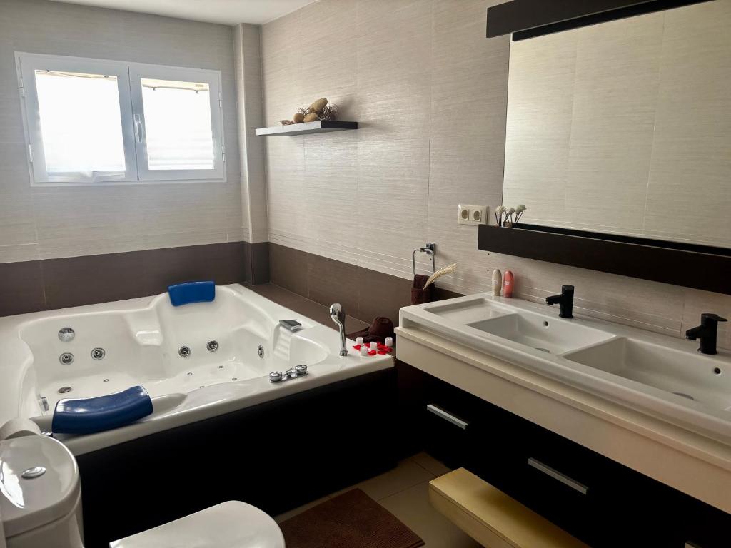 Vannituba majutusasutuses --CHALET EN ALICANTE-- Piscina Privada