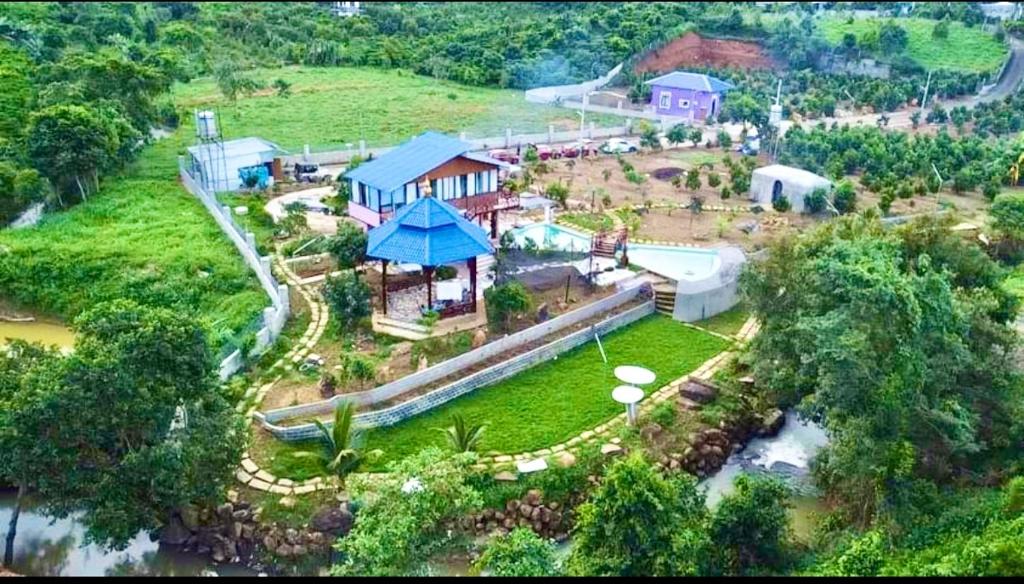 une vue aérienne d'une maison sur une colline dans l'établissement Trang trại Ven Suối 3000m2, Vườn Rau, Hồ Bơi, Thú cưng, à Blach Kon Hin (2)