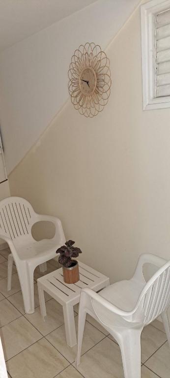 Posezení v ubytování Logement spacieux deux pièces à Baie Mahault