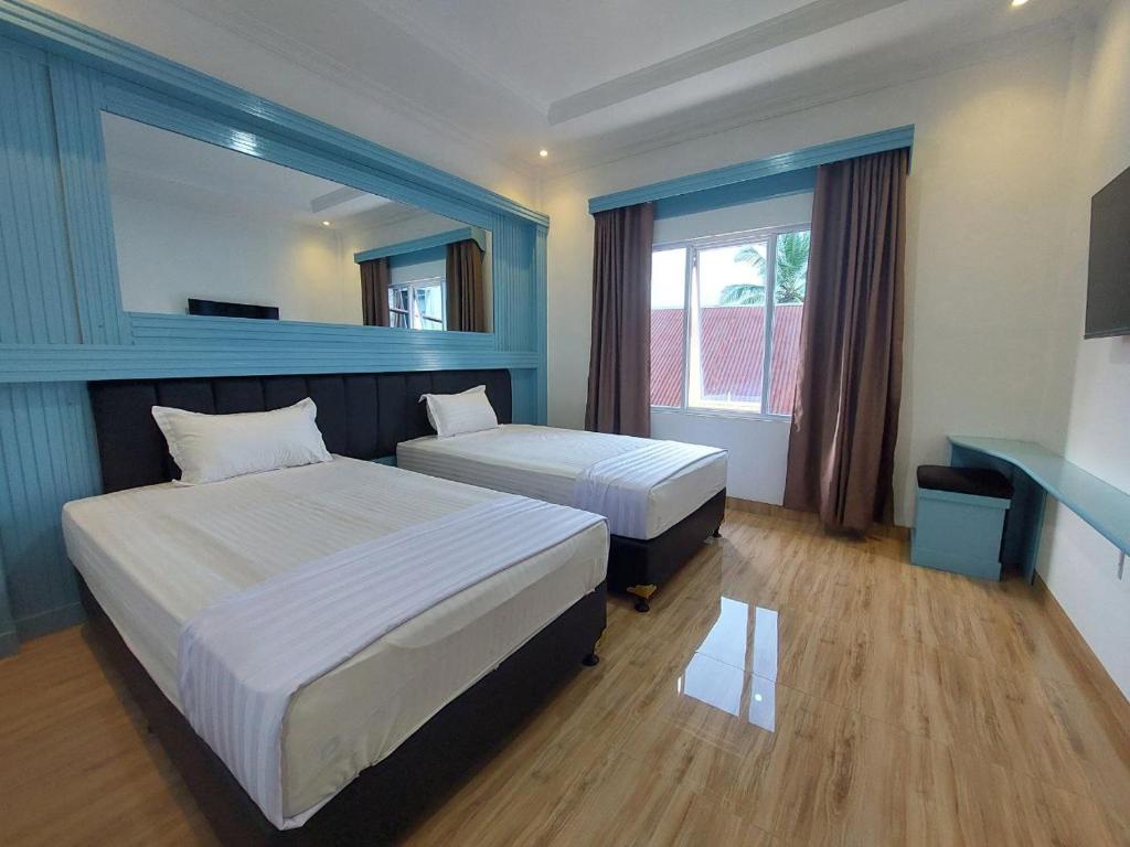 Ully Hotel Solok - Familienzimmer