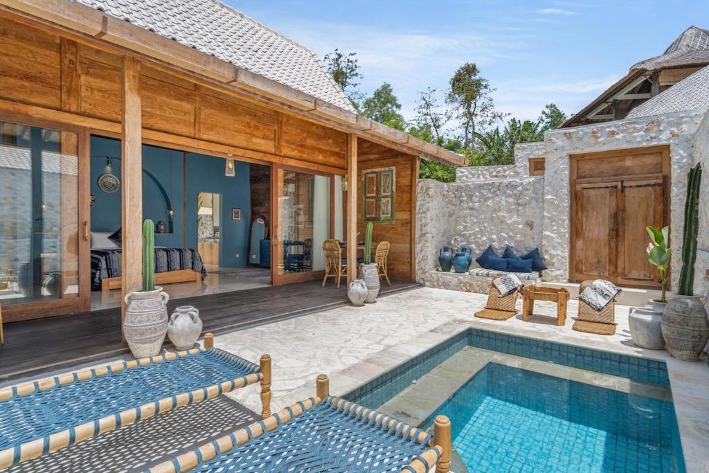 Swimmingpoolen hos eller tæt på Villa Blue Style Pool Loft with Kitchen warnavillas